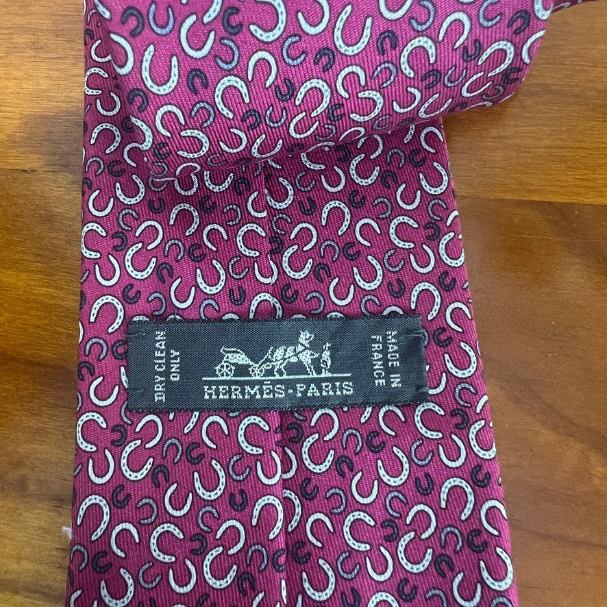 Hermès Paris Pink Silk Horseshoe Pattern Tie Made in France Luxury