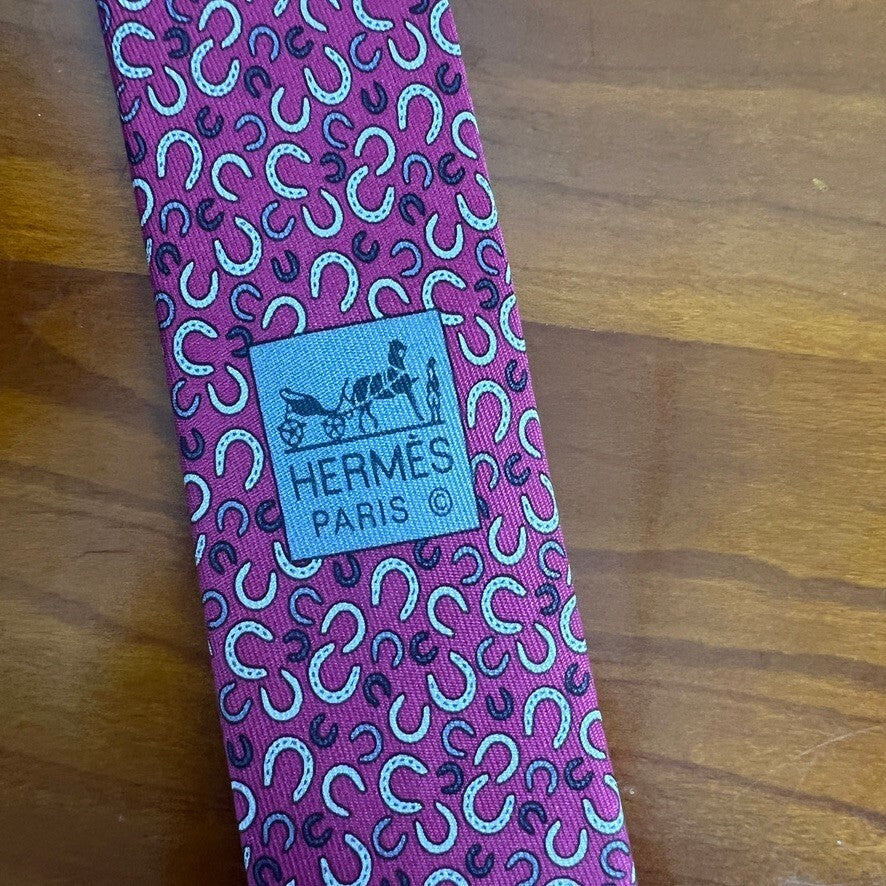 Hermès Paris Pink Silk Horseshoe Pattern Tie Made in France Luxury