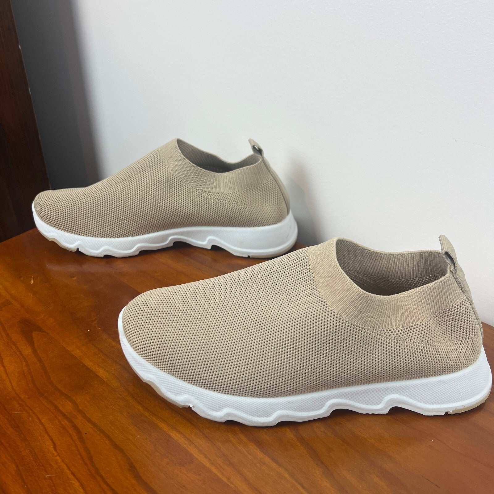 Tommy Bahama Beige Knit Slip-On Sneakers Comfort Walking Shoes Women's 7