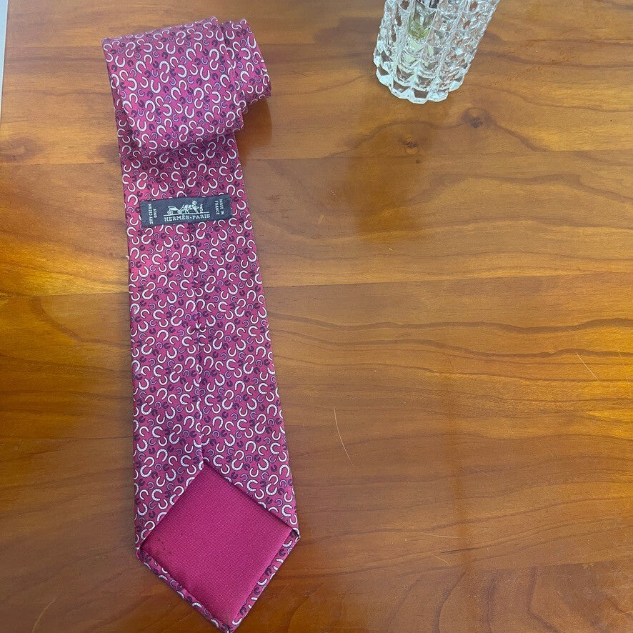 Hermès Paris Pink Silk Horseshoe Pattern Tie Made in France Luxury